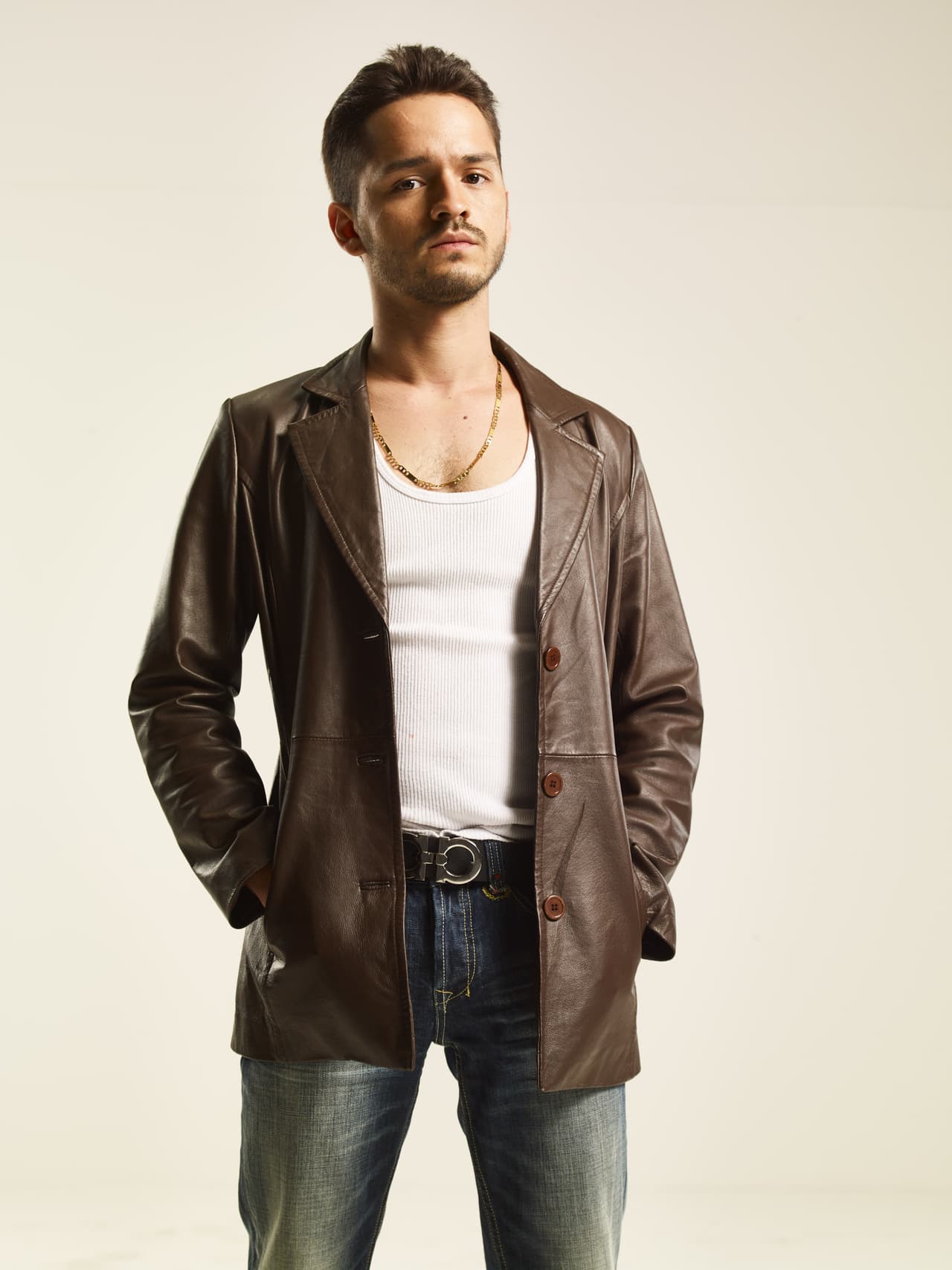 ‘Quino’ es el primogénito de ‘
<b><a href="http://www.univision.com/series/el-chapo/marco-de-la-o-es-joaquin-el-chapo-guzman-en-el-chapo" target="_blank">El Chapo</a></b>’ y ambiciona convertirse en el sucesor de su padre.