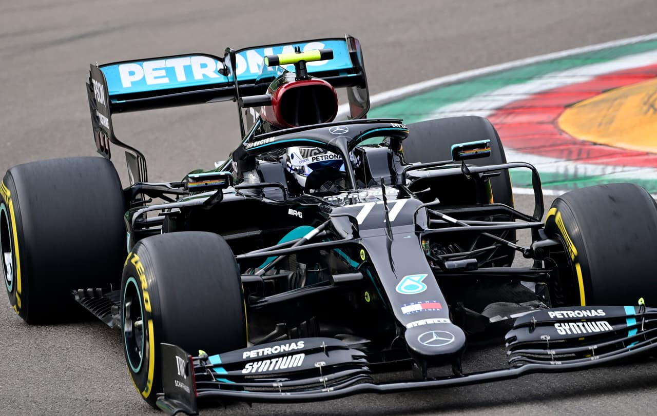 Lewis Hamilton se lleva el primer lugar en el Gran Premio de Emilia Romagna. El mexicano Sergio Pérez tuvo oportunidad de quedarse con un lugar en el podio pero Valtieri Bottas y Ricciardo fueron los pilotos ganadores. El equipo de Mercedes Benz queda campéon de constructores 2020.