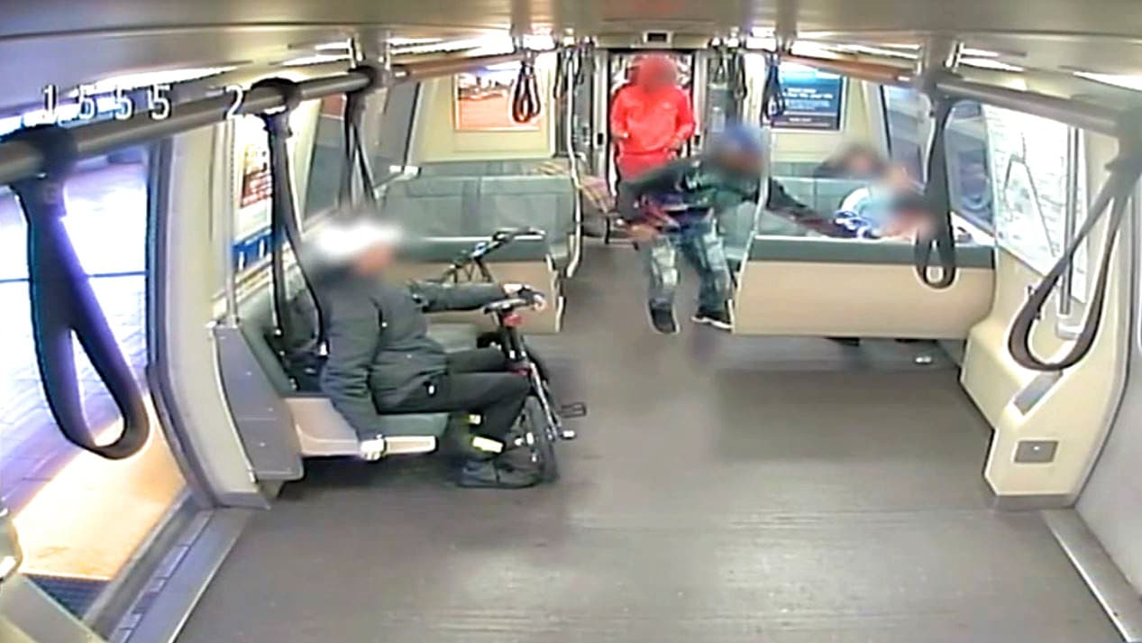 La estrategia del BART para prevenir el alza en robo de celulares: repartir folletos entre los pasajeros