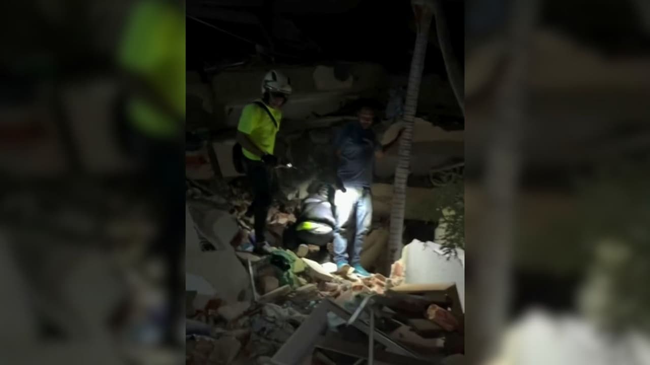 Rescatistas en Venezuela trabajan sin descanso tras el terremoto