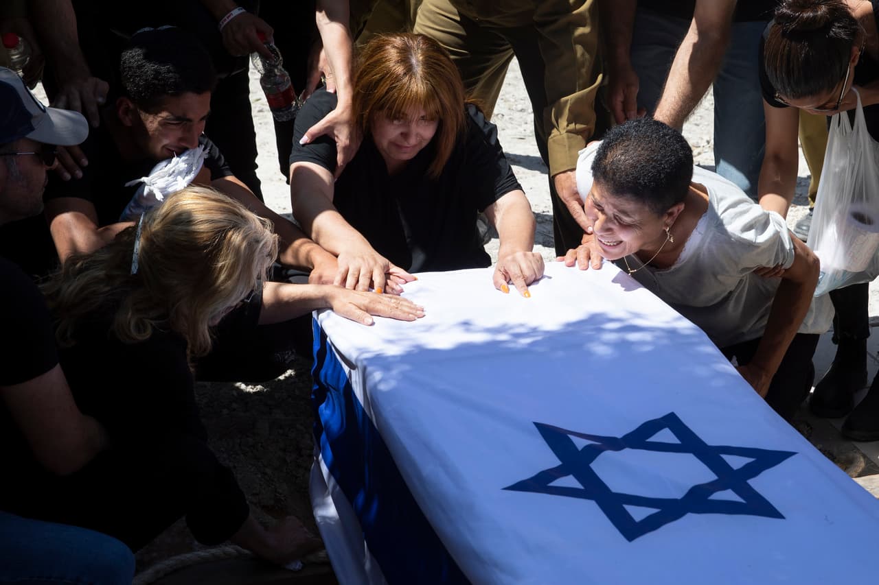 Familiares del soldado israelí Omer Tabib, de 21 años, durante su funeral al norte de Israel el 13 de mayo. Tabib murió en un ataque de misiles antitanques cerca de la Franja de Gaza, fue la primera muerte militar israelí en la nueva oleada de violencia.
<br>