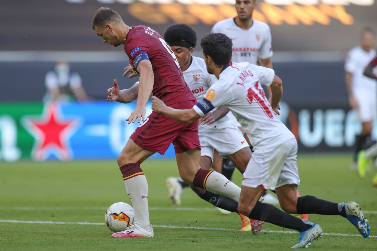 Pasada la primer media hora de juego, Roma mostraba señales de vida y aumentaba las ocasiones que pisaba el área rival.