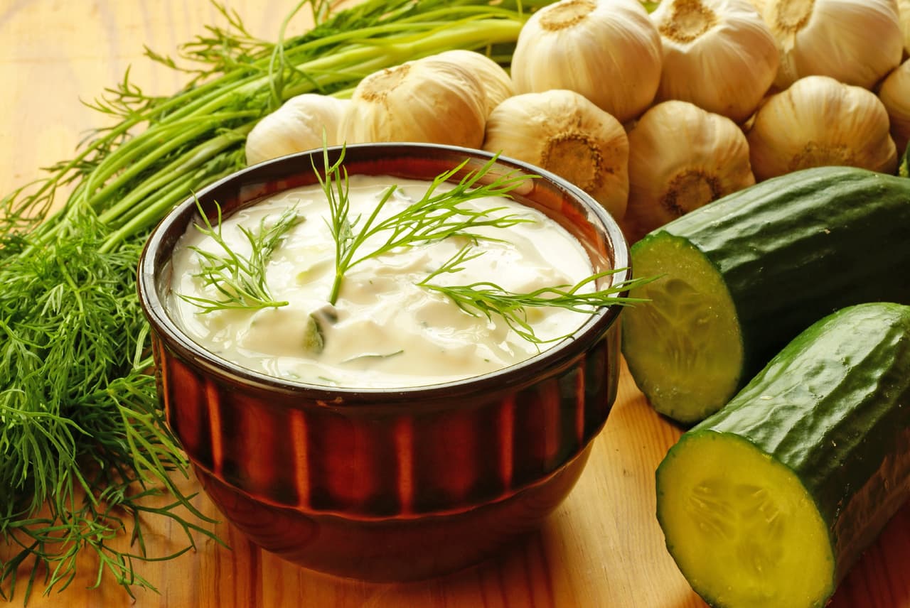 ‘Dip’ de yogur griego. Ralla un pepino entero, escúrrelo (sólo necesitas la pulpa). Añade 3 cucharadas de aceite de oliva extra virgen, jugo de ½ limón, 1 diente de ajo picado, hojas de hierbabuena y 1 taza de yogur griego.