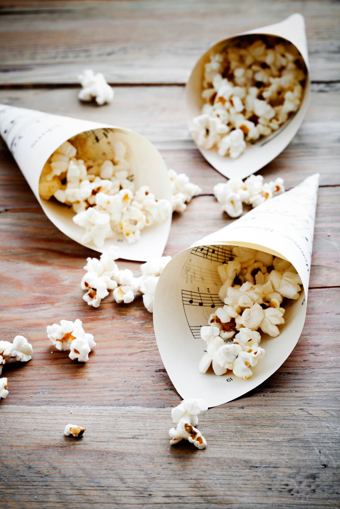 ‘Spicy Popcorn’. Nada combina mejor con los cocteles invernales que el ‘popcorn’. En lugar de añadirle caramelo, prepara una mezcla fundiendo mantequilla con jengibre en polvo, ajo en polvo y paprika. Apenas salgan los maíces inflados de la olla, viérteles el condimento.