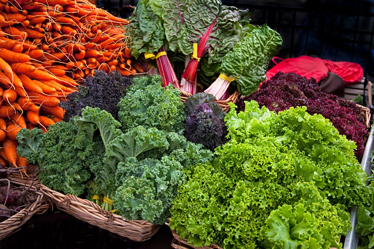Vieras gratinadas. Compra vieras (‘scallops’) en su concha. Añade 1 cucharadita de salsa bechamel y parmesano rallado. Pimienta negra recién molida por encima y al horno a fuego fuerte por 5 minutos, hasta gratinar.