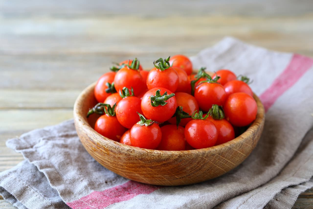 <b>Tomatitos cherry.</b> Jugosos y dulces, por su forma y tamaño son muy cómodos de comer y puedes llevarlos contigo para disfrutarlos en tus tentempiés en cualguier momento.