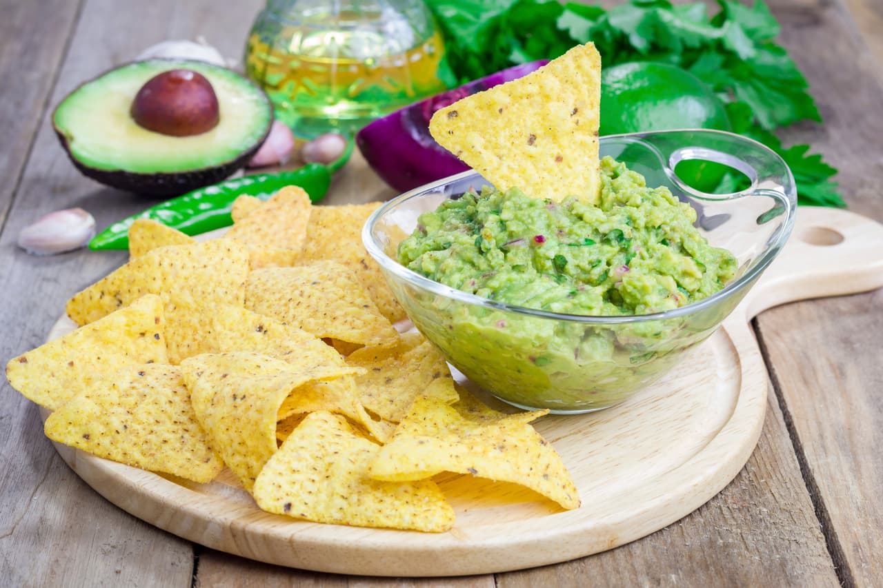 Jitomatitos con guacamole. Prepara un clásico guacamole mexicano, y úsalo para rellenar pequeños jitomates o tomatitos ‘cherry’.