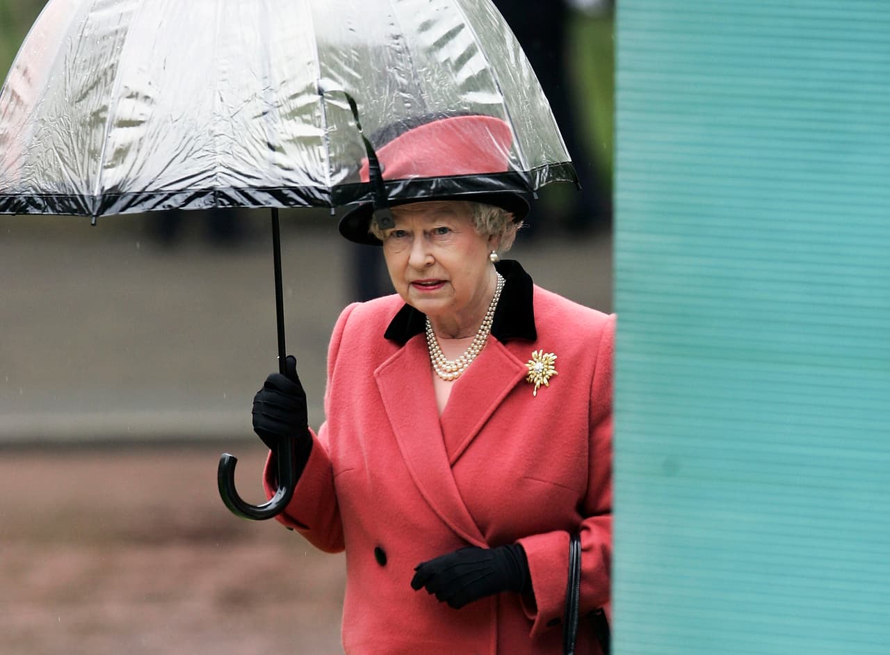 Los paraguas están manufacturados en PVC sobre una estructura de fibra de vidrio. En ocasiones formales, como cuando reveló el Memorial para la Policia Nacional en abril de 2005 en Londres, la reina elige un paraguas formal como este con el borde en negro.
