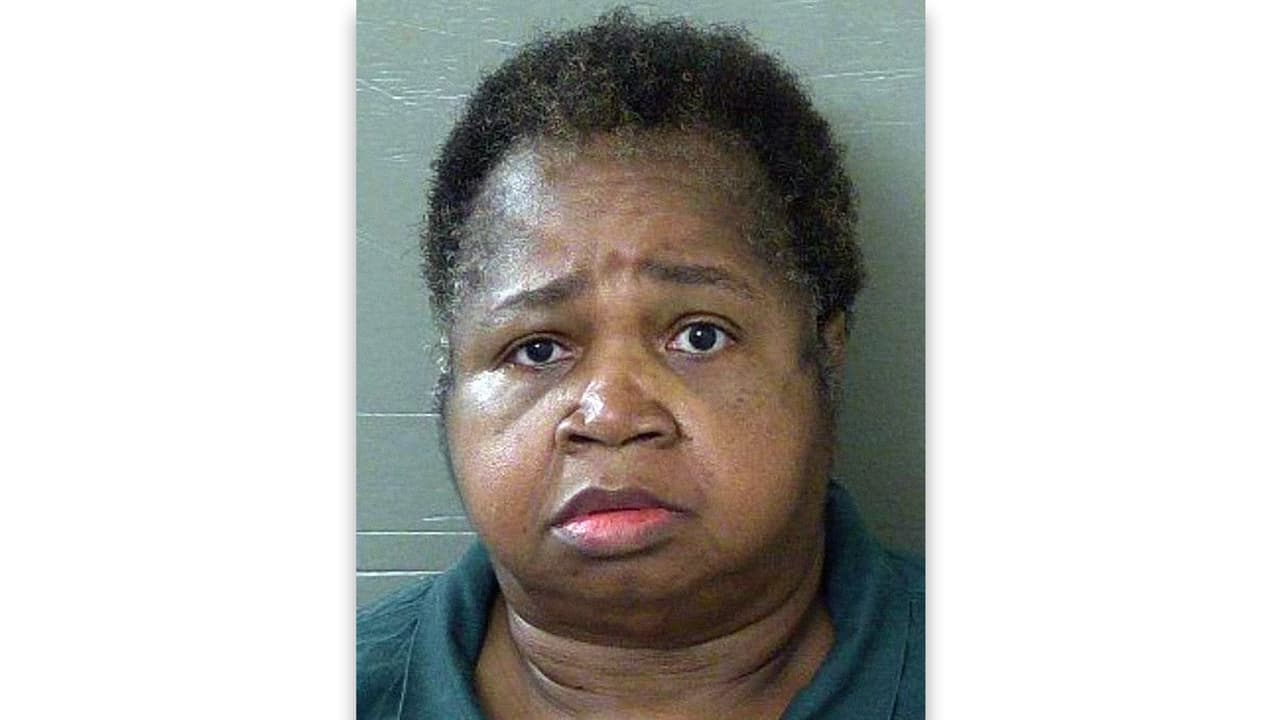 Una niña muere asfixiada luego de que su prima de 325 libras se sentara sobre ella como castigo