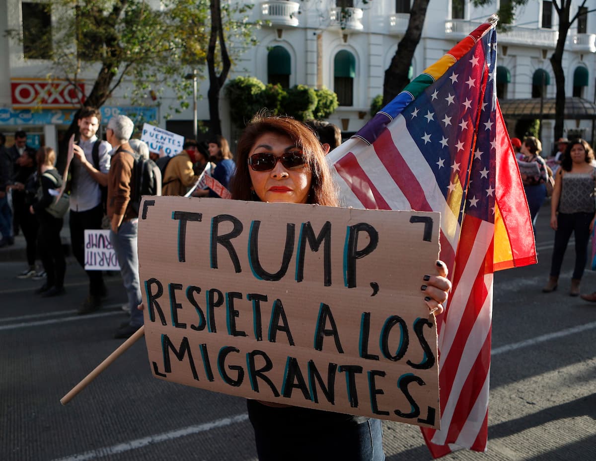 Esta mujer le pide en Ciudad de México a Trump que respete a los migrantes, que durante la campaña electoral fueron uno de sus principales objetivos políticos