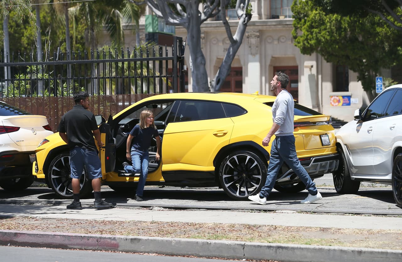 Los artistas estaban en un concesionario de autos en Beverly Hills en donde 
<b><a href="https://www.univision.com/famosos/hijos-de-ben-affleck-y-jennifer-garner-fotos" target="_blank">Samuel, el hijo de 10 años del artista</a></b>, chocó un auto. 
<br>