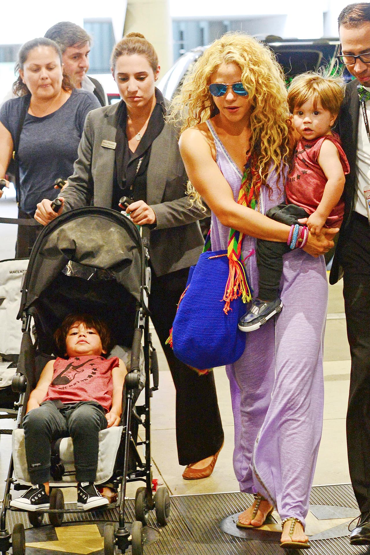 No importa su look, Shaki es una excelente mami.