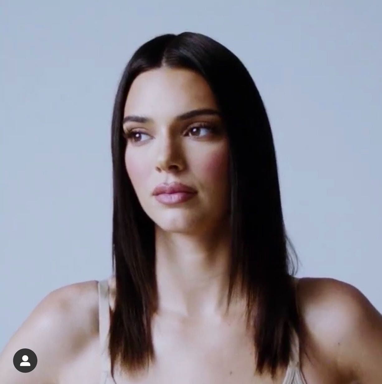 "A veces
<b> <a href="https://www.univision.com/famosos/estas-son-las-razones-por-las-que-kendall-jenner-no-usa-los-productos-de-belleza-de-su-hermana-kylie-fotos" target="_blank">me siento insegura sobre mis hombros anchos</a></b>", dice la joven.