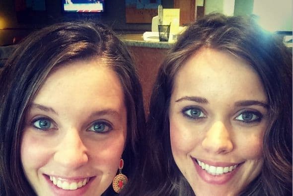 Ahora se sabe que cuatro de estas chicas son sus propias hermanas, y dos ya han sido identificadas: Jill y Jessa.