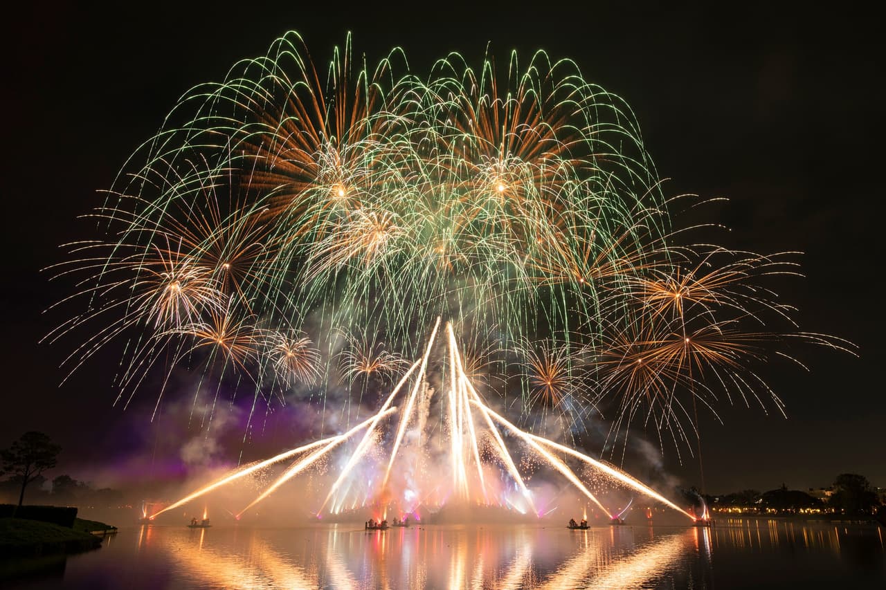El espectáculo nocturno mostrará un deslumbrante despliegue de fuegos artificiales, fuentes, luces y música, perfecto para cerrar con broche de oro la visita al parque temático.