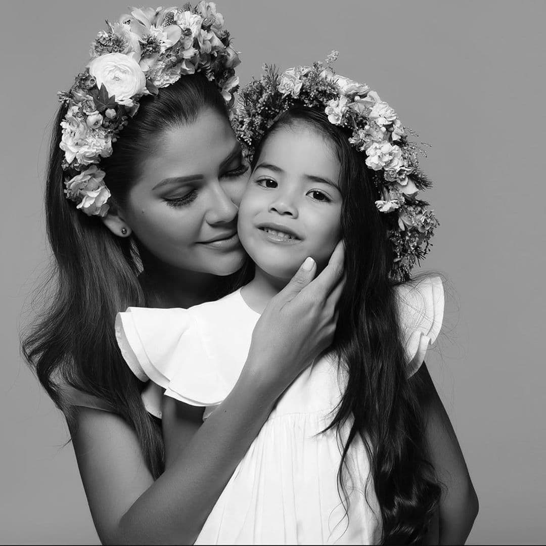 Giulietta es una niña curiosa, traviesa y noble que está descubriendo el mundo de la mano de su mamá. Recientemente la hemos visto en los videos que Ana Patricia comparte en las plataformas digitales muy desenvuelta y graciosa, no hay duda de que su simpatía también ha conquistado a los seguidores de Ana.
<br>