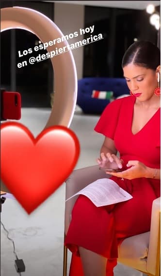 En las últimas semanas, las demás conductoras de Despierta América también han demostrado tener grandes habilidades en maquillaje y peinado, ya que al trabajar en casa se ponen guapas ellas mismas.