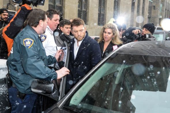 El actor australiano Sam Worthington acudió a una corte de Nueva York después de que fue acusado de golpear en la cara a un fotógrafo (paparazzi). De acuerdo a Worthington el paparazzi intentó tropezar a su novia Lara Bingle de 26 años. 