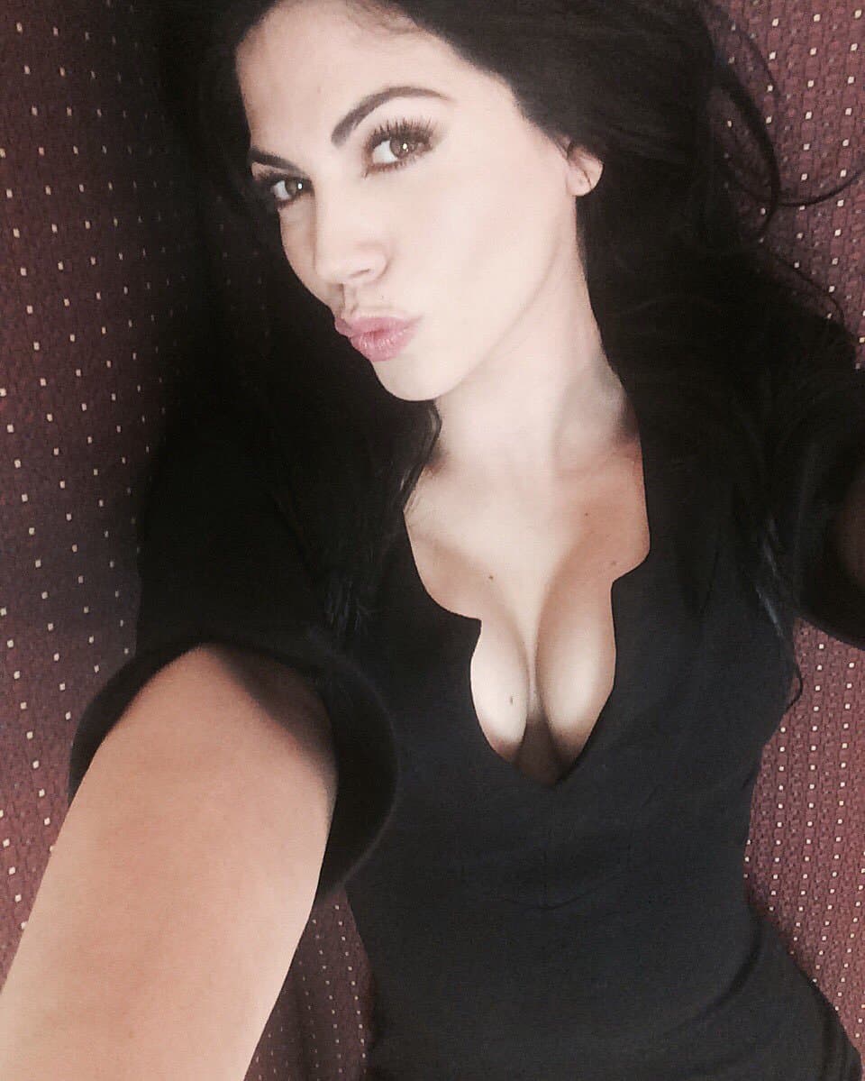 La actriz se ha destacado por su belleza y profesionalismo, pero también por su llamativa cabellera negra.