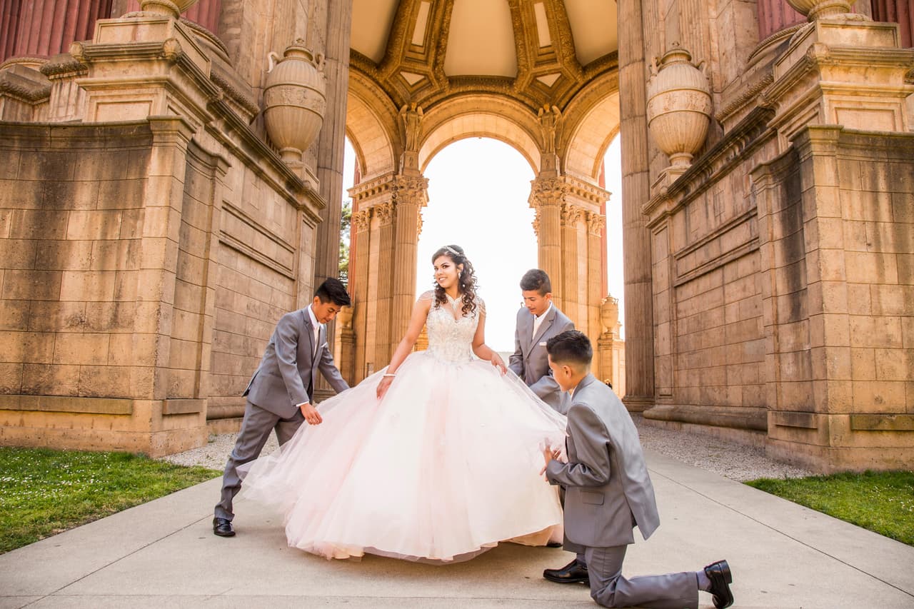 Quinceañera junto a sus chambelanes