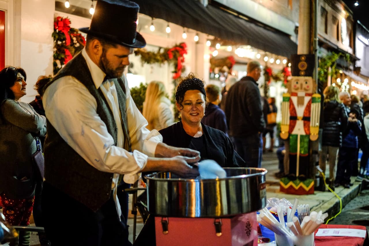 Disfruta de paseos en carruajes tirados por renos, un nacimiento viviente, malvaviscos, golosinas, artistas al aire libre, haz compras navideñas y mucho más.