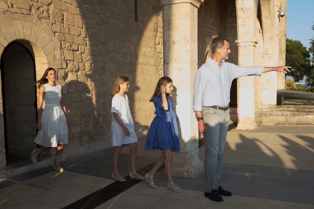 Los reyes inician sus vacaciones con el tradicional posado (para los medios) de Mallorca. En esta oportunidad 
<b>la ausencia de los reyes eméritos</b>, en particular la de don Juan Carlos de España, levantó suspicacias.