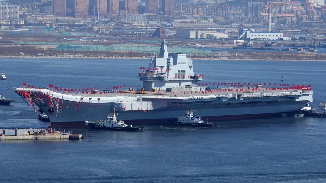 China lanza al agua su primer portaaviones completamente hecho en el país