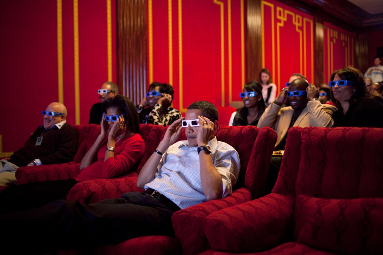 <b>3D.</b> El presidente y la familia presidencial miran el Super Bowl con lentes de tres dimensiones en el teatro familiar de la residencia presidencial de la Casa Blanca, 2009.