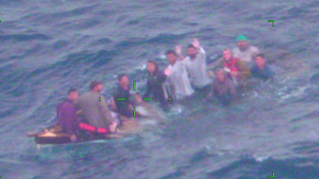 Esta fotografía muestra a un grupo de cubanos en una balsa que se hundía, el 3 de febrero del 2022, frente a las costas de Key Largo, Florida.