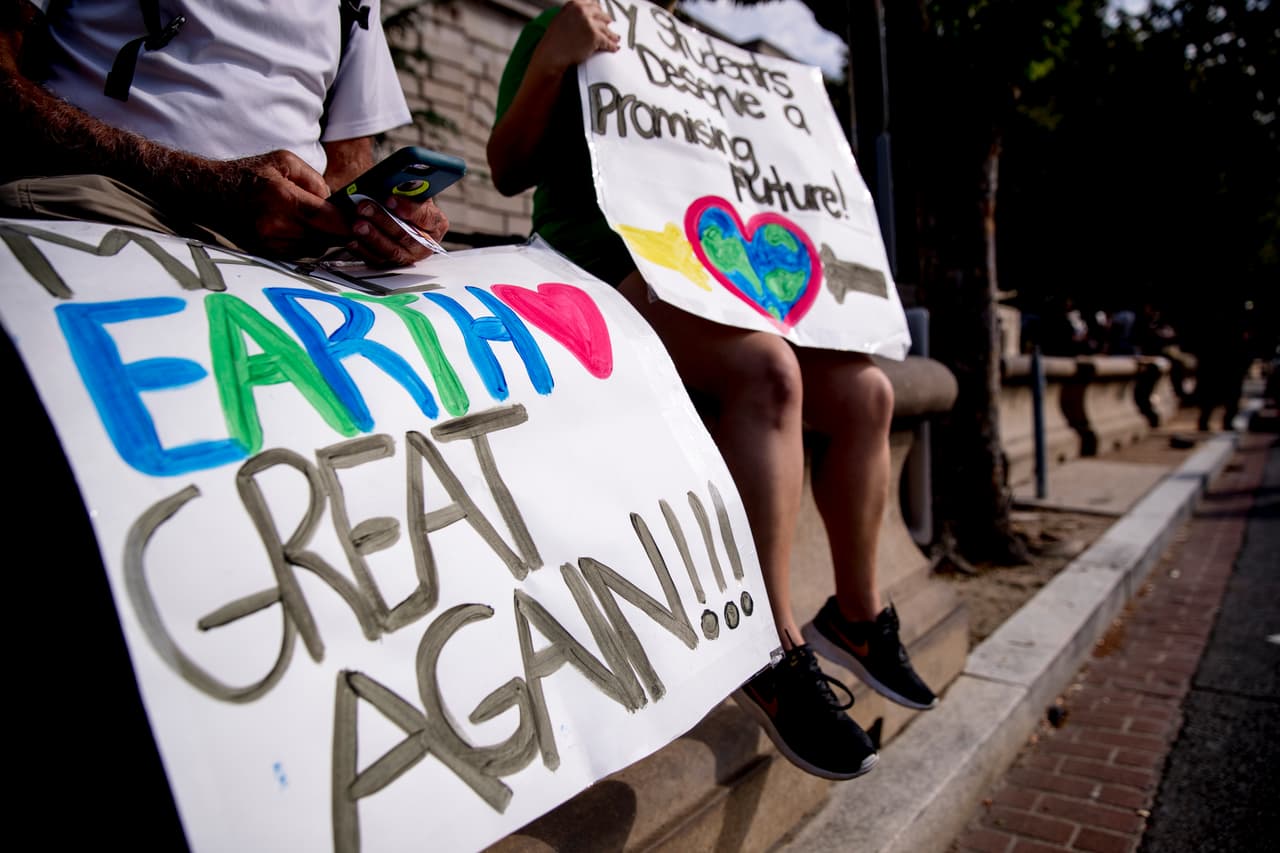 "¡Haz que la Tierra vuelva a ser grande otra vez!” y "¡Mis alumnos merecen un futuro prometedor!", mensajes vistos en Washington DC. Emmanuel Macron, presidente de Francia, Angela Merkel, Canciller de Alemania, Iván Duque, presidente de Colombia y Narendra Modi, primer ministro de India, son algunos de los líderes que han tomado la palabra en el encuentro.