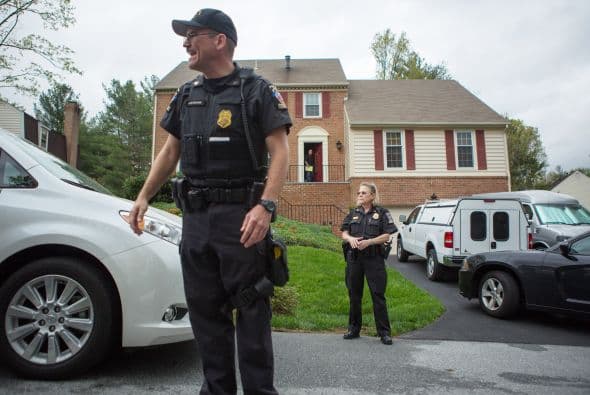 Los únicos vehículos que se ven circular son los de policía y algunos automóviles particulares de residentes que abandonan sus casas.