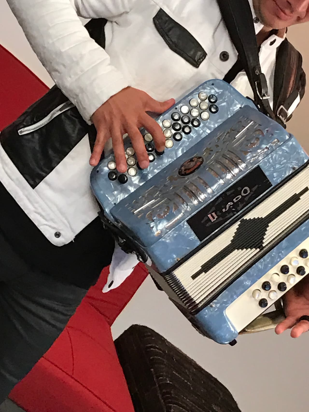 Y el acordeón también en negro y blanco del vocalista originario de Monterrey es un compañero muy especial del que no se separa nunca.