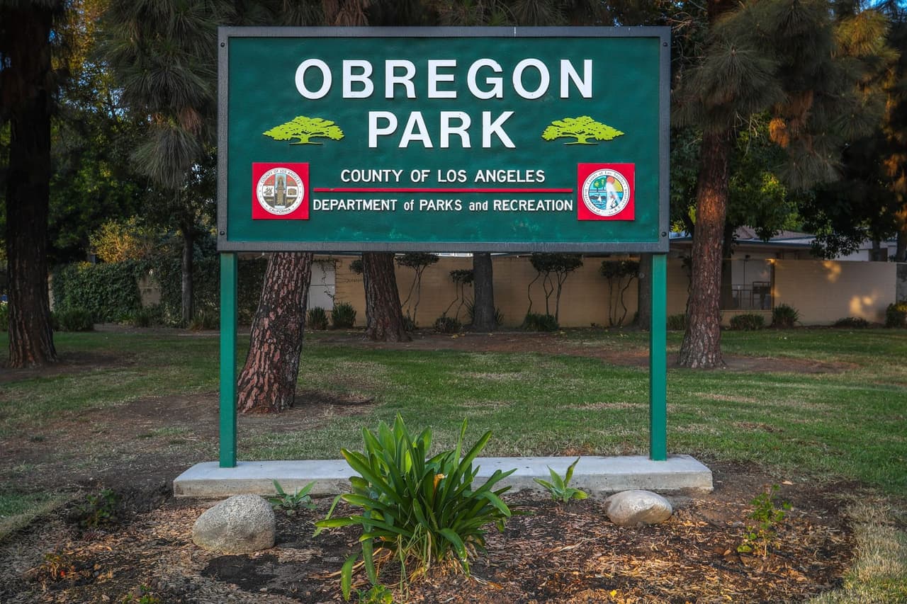 <h2 class="cms-H2-H2">Sábado 3 de diciembre</h2>
<br>
<br>
<b>Eugene A. Obregon Park </b>– 4021 E. 1st. Street, Los Angeles CA 90063 – (323) 260-2344
<br>❄️Evento de 12 a 4 PM
<br>
<br>
<b>City Terrace Park </b>- 1126 N. Hazard Ave., Este de Los Ángeles
<br>❄️Evento de de 4 a 8 PM
<br>
<br>
<b>Earvin “Magic” Johnson Park </b>– 905 E. El Segundo Blvd., Los Ángeles
<br>❄️Evento de 12 a 4 PM (Mega Snow)
<br>
<br>
<b>George Washington Carver Park </b>- 1400 E. 118th St., Los Ángeles
<br>❄️Evento de de 4 a 8 PM