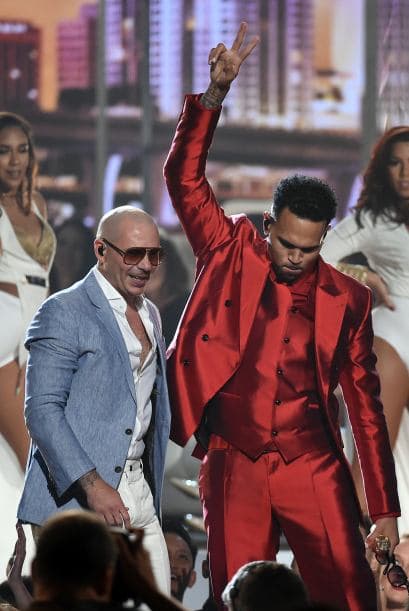 El explosivo dueto de Pitbull y Chris Brown fue otra de las cosas que le puso el calor a la noche.