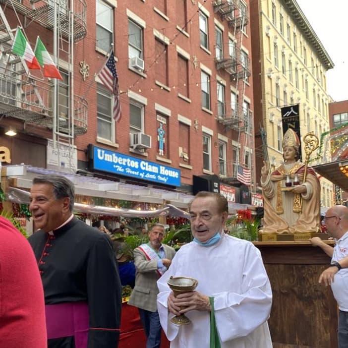 Durante la procesión del santo al inicio del festival, el monseñor David L. Casato bendice los puestos que participan de este evento.