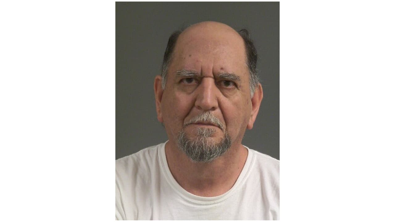 Arrestado también quedó 
<b>Benjamín Reyna Flores</b>, de 59 años y quien era dueño de la discoteca, según reportes de medios locales que citaron una fuente de DHS en Charlotte.
<br>
<br>Reyna-Flores fue acusado de cuatro cargos relacionados con venta ilegal de bebidas alcohólicas y le fue puesto un 'hold' de ICE, según registros del condado Charleston consultados el 3 de junio.
<br>
<br>No estaba claro si Reyna Flores es el mismo individuo que dirigía el establecimiento y a quien DHS se refirió como 
<b>presunto miembro del cartel de Los Zetas.</b>