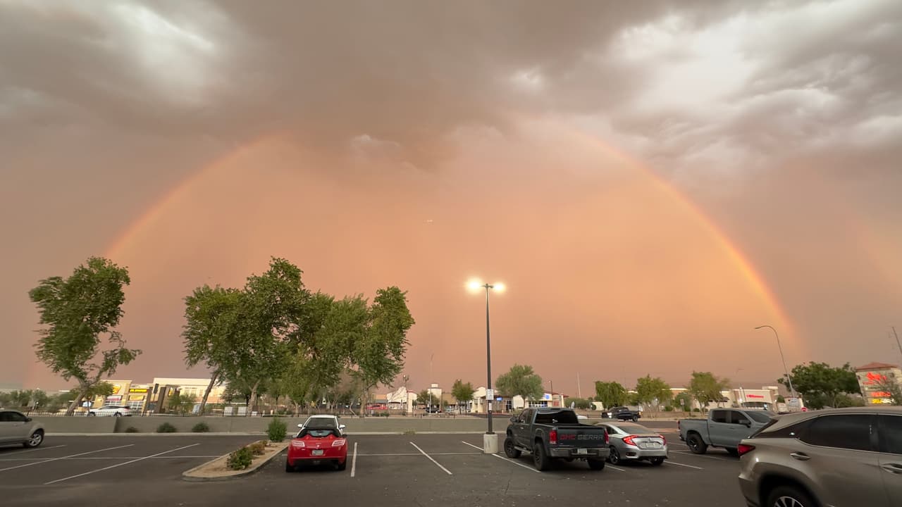 La temporada del monzón ha traído más que agua: algunas
<b> imágenes asombrosas se han podido presenciar en el Valle, como el arcoíris </b>que iluminó el cielo este lunes 1 de septiembre, Día del Trabajo.