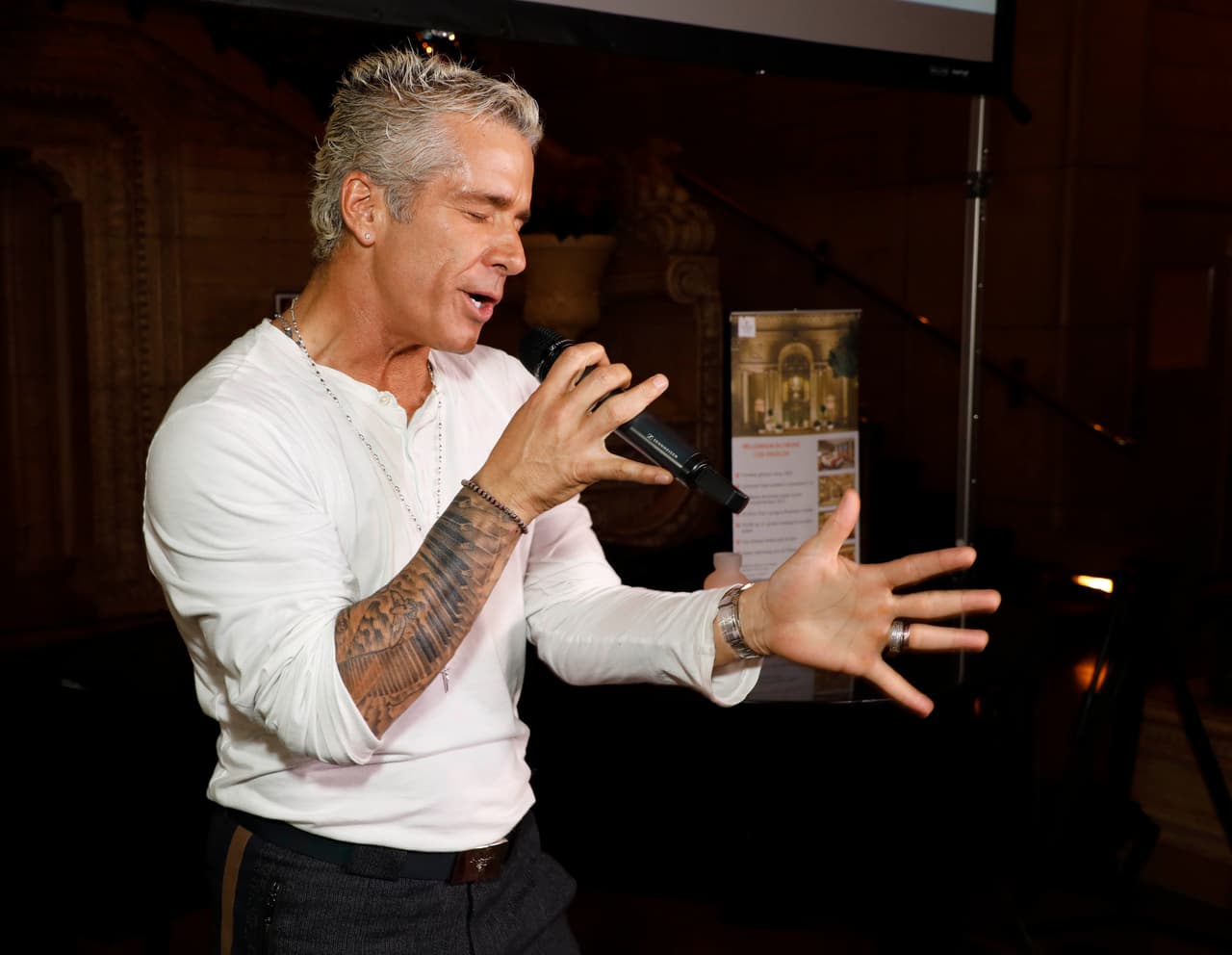 Una revista mexicana publicó que Carrillo coqueteó con Corrales y que ella lo llamó “viejo y acabado”.