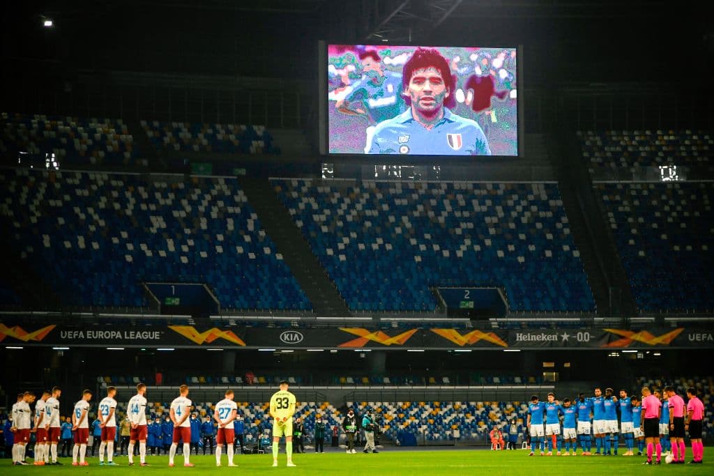 El cuadro napolitano donde brillara Diego Armando Maradona, saltó a la cancha portando el ‘10’ en homenaje al mítico argentino.
