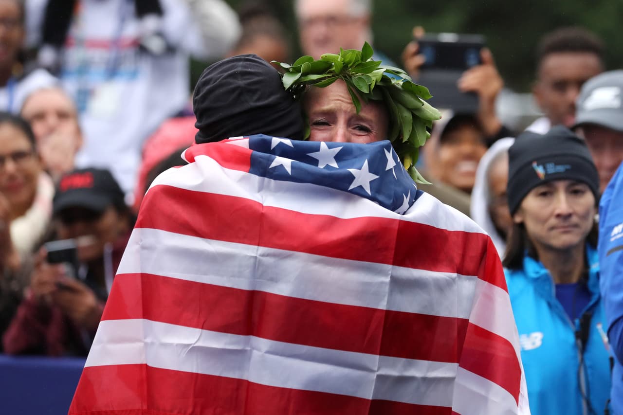 Flanagan, que se impuso a la keniana Mary Keitany, vencedora de los tres últimos maratones de Nueva York y que llegó a 1:01 de la corredora estadounidense, le dio un orgullo a su país.