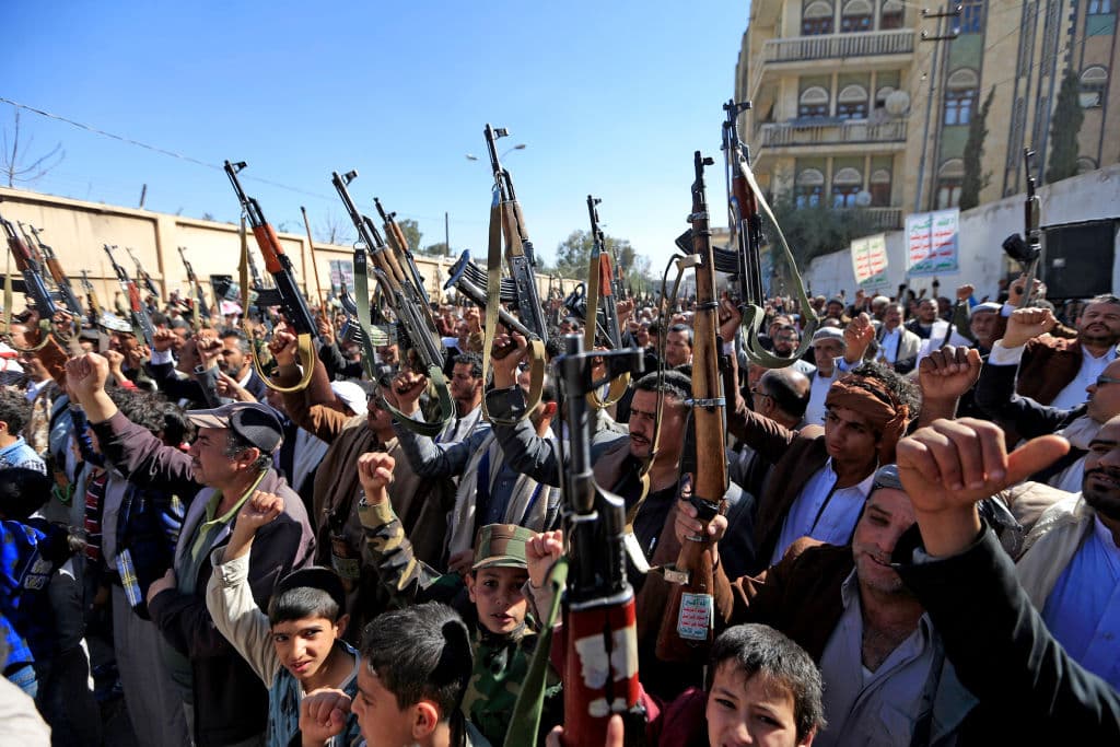 Seguidores de los rebeldes hutíes de Yemen en una manifestación contra la decisión del Departamento de Estado de EEUU de designar a la organización como "terrorista".