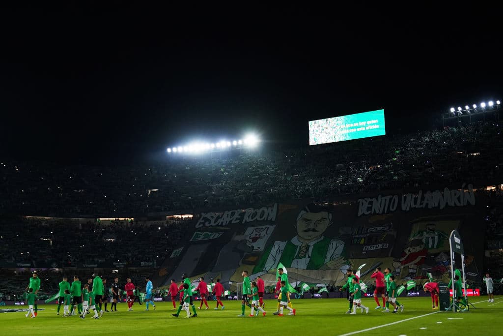 El Sevilla no pudo conseguir la victoria en el derbi ante el Betis disputado en el estadio Benito Villamarín, que acabó con empate a uno y con tres expulsiones, dos en la primera parte, una para cada equipo, y otra local en los inicios de la segunda.
