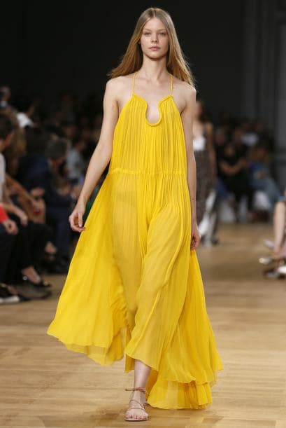 Colores como el amarillo, verde o azul son ideales para un paseo por la playa.