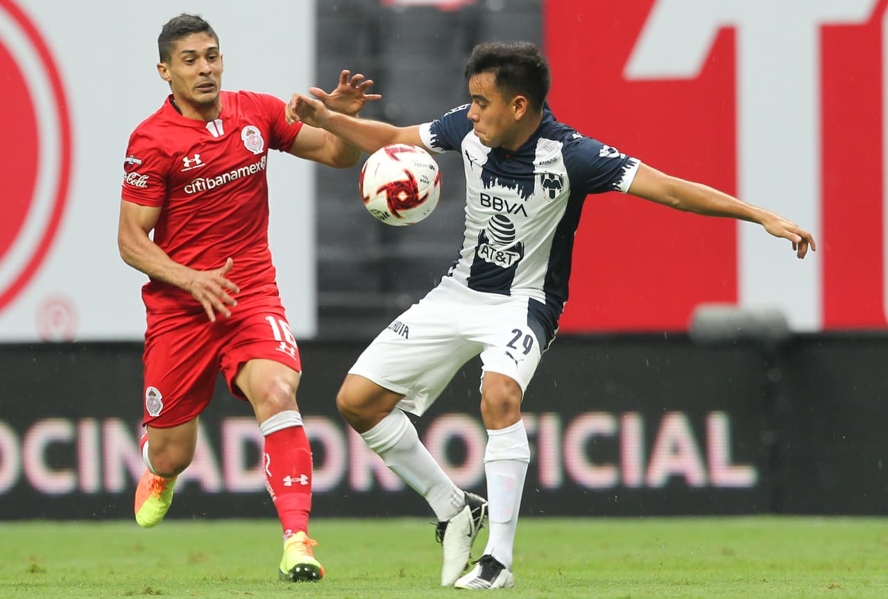 Monterrey empieza a ser atosigado por el Toluca con un presing alto comandado por William da Silva.