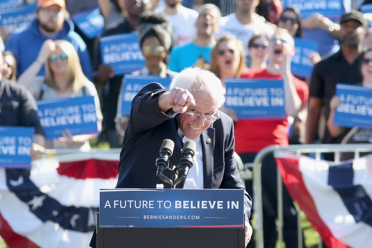 El candidato demócrata Bernie Sanders en uno de sus eventos este 17 de abril. En la reunión en el Prospect Park hubo música en vivo y un discurso del senador. Por ser su estado natal, Sanders ha mostrado su "credencial" de neoyorquino varias veces en la campaña para cautivar a los votantes.