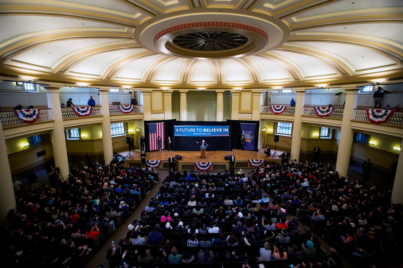El senador ha ganado mucha visibilidad este fin de semana, cuando asistió a la Ciudad del Vaticano a hablar sobre economía "moral" y en donde tuvo un encuentro con el Papa Francisco. En la imagen, Sanders en un evento en el Bronx Community College, en la ciudad de Nueva York, el pasado 9 de abril.