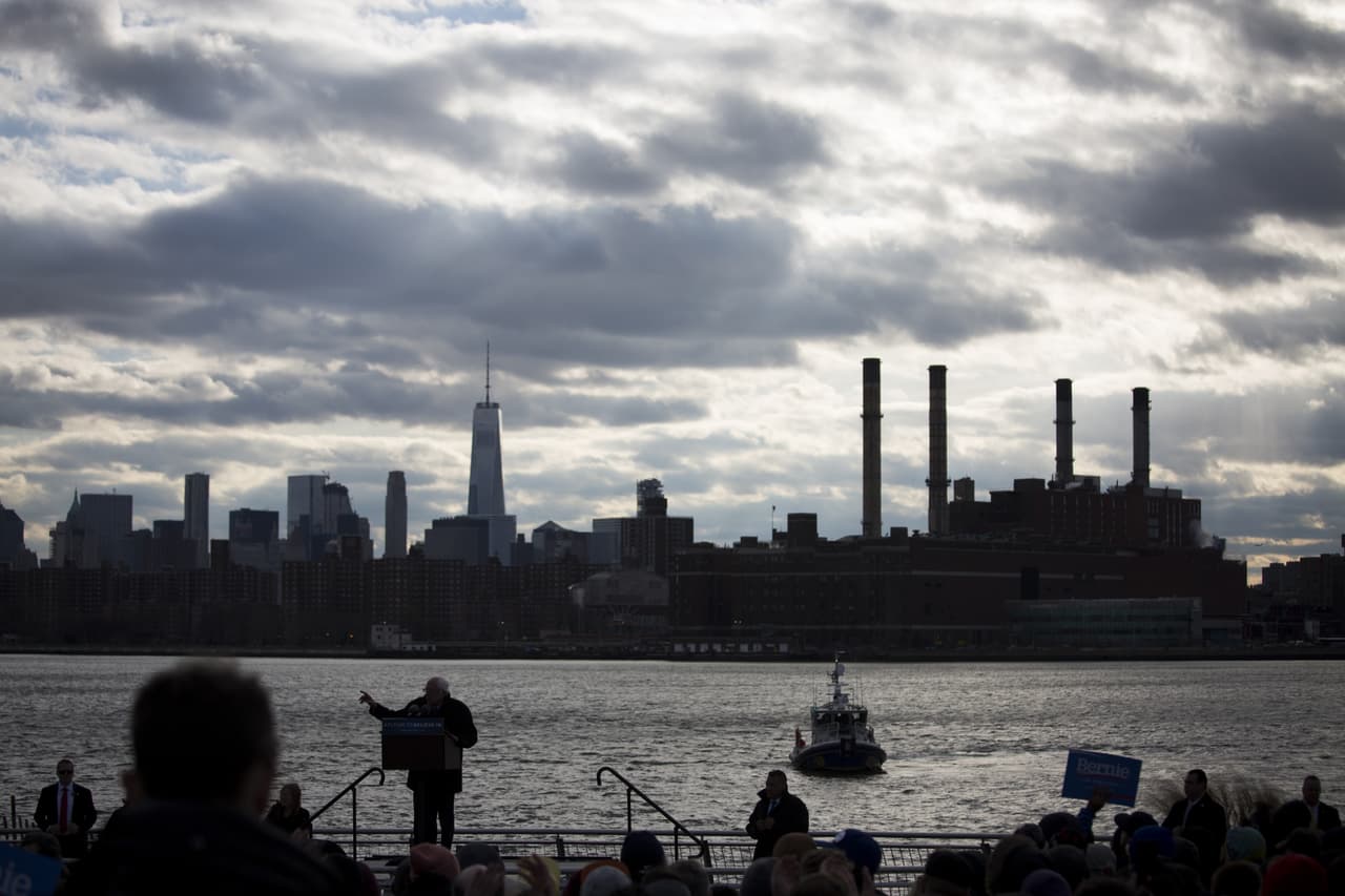 La importancia de este estado quedó manifiesta no solo en la cantidad de actos que los candidatos demócratas han agregado a su agenda sino en la escalada de tensiones entre ambos que pudo verse en el último debate en la ciudad de Nueva York, televisado por CNN el pasado 14 de abril. En la imagen, Bernie Sanders en Brooklyn el viernes 8 de abril.