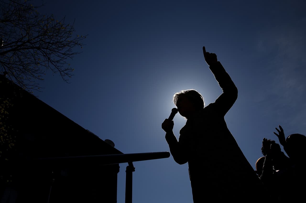 Clinton en el hospital St. John Riverside, Yonkers, Nueva York el domingo 17 de abril. Llega puntera en varias encuestas con una diferencia de entre 13 y 14 puntos porcentuales sobre Sanders.
