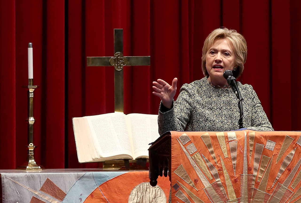 La candidata también muestra sus credenciales de neoyorkina por haber sido senadora por ese estado entre 2001 y 2008. Clinton en la iglesia bautista Grace de Mount Vernon el pasado 17 de abril.