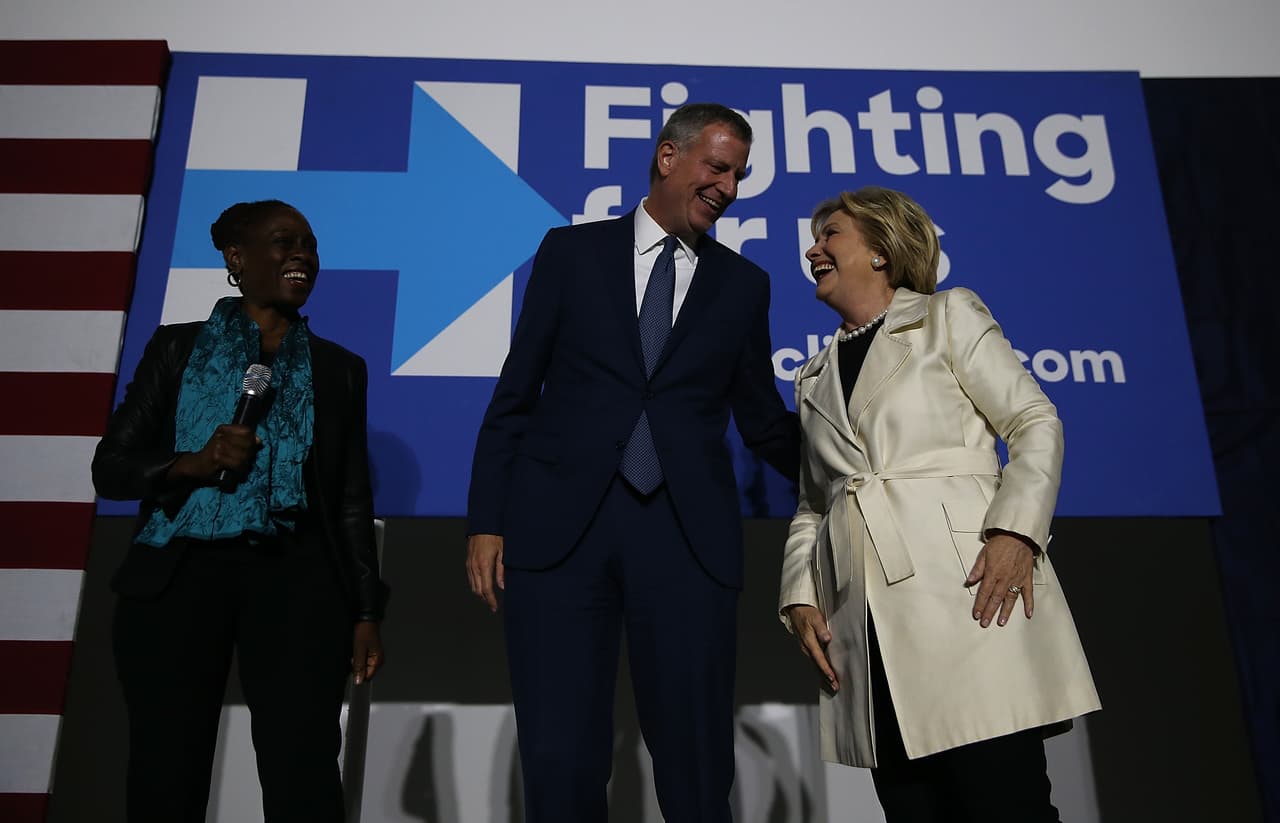 Clinton junto a Bill De Blasio, alcalde de Nueva York y su esposa Chirlane McCray en un acto en Steiner Studios el 14 de abril. El demócrata De Blasio mostró su apoyo a la candidata hace varios meses.